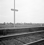 150304 Afbeelding van het stationsnaambord op het perron van de noodhalte (N.S.-station) Floraweg te Bovenkarspel.N.B. ...